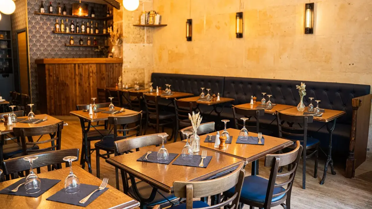 Ambiance chaleureuse dans ces tavernes, avec des tables dressées et des banquettes confortables.