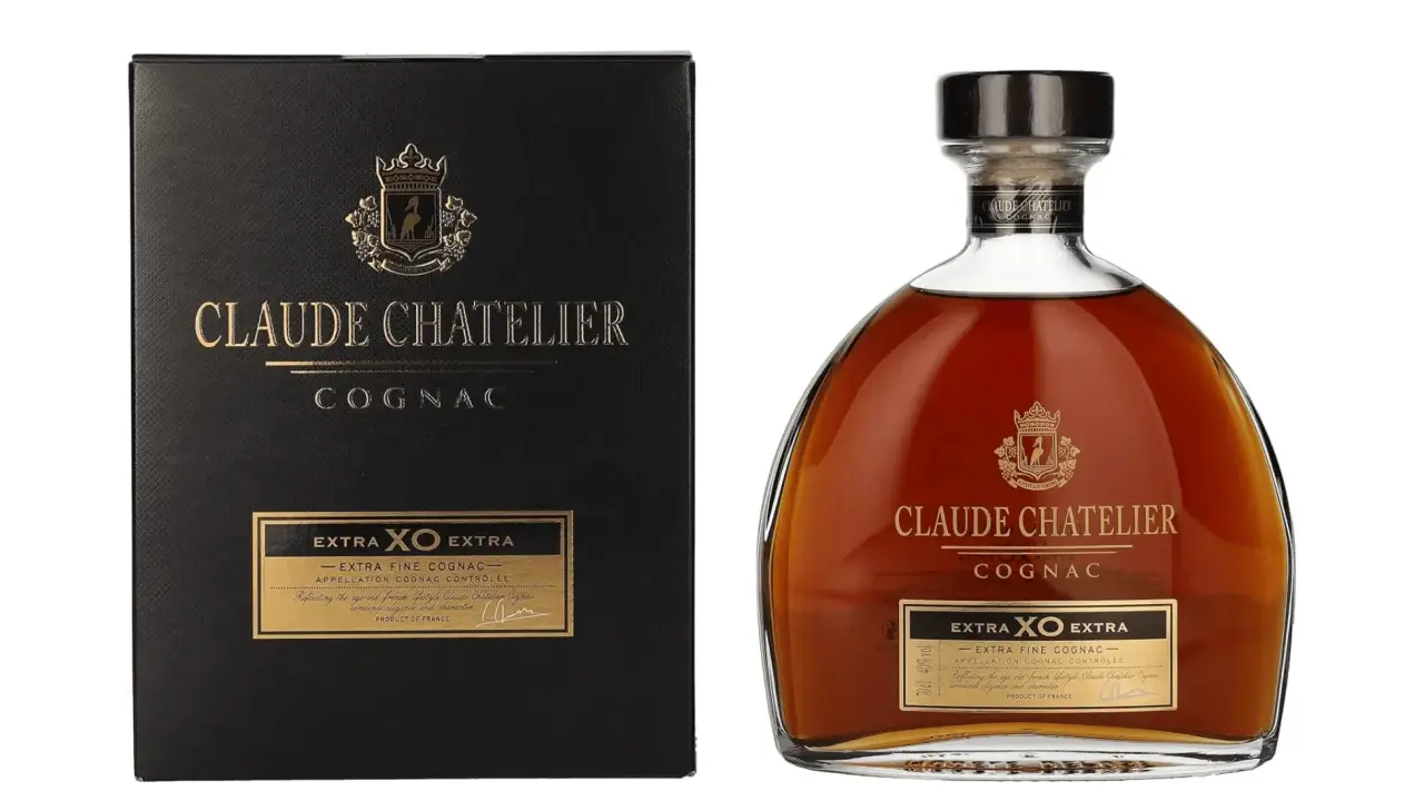 Claude Chatelier Cognac, un coffret noir et une bouteille élégante. Ce meilleur cognac, Extra XO Extra, promet une expérience française raffinée.
