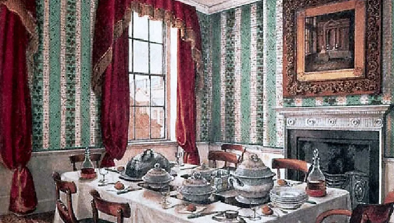 Salle à manger élégante avec table dressée pour un service à la française, droite ou gauche. Papier peint rayé vert et blanc, rideaux bordeaux.