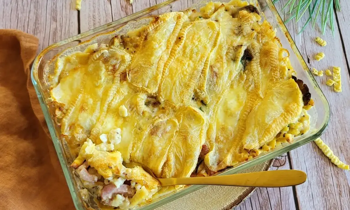 Un plat gratiné de pâtes, lardons et fromage fondant, un délice de welsch à partager.