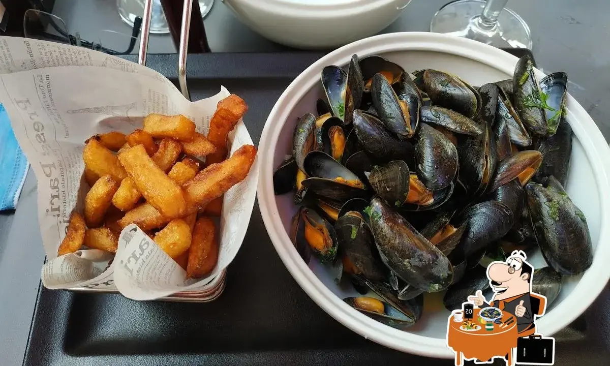 Moules-frites, un plat typique de Saint-Malo, servi avec des frites croustillantes.