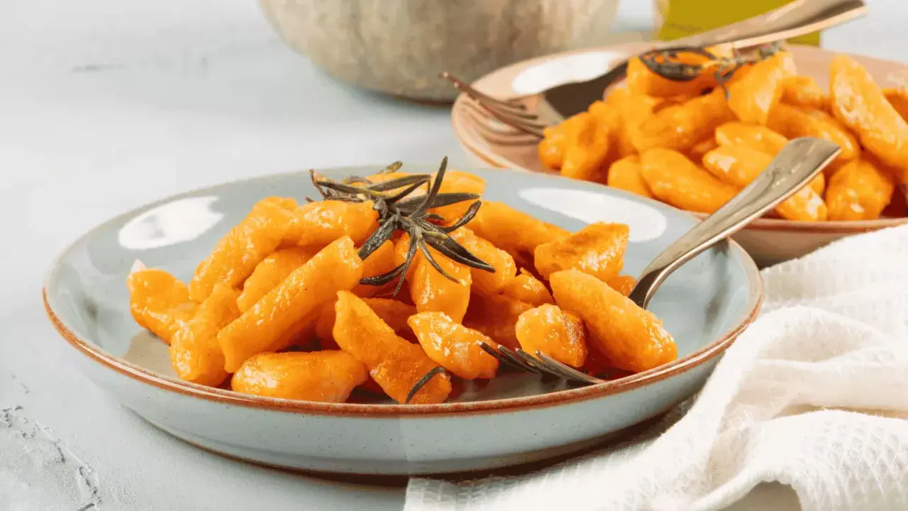 Gnocchis de courge orange, parfaits pour apprendre comment faire des gnocchis. Garnis de romarin frais.