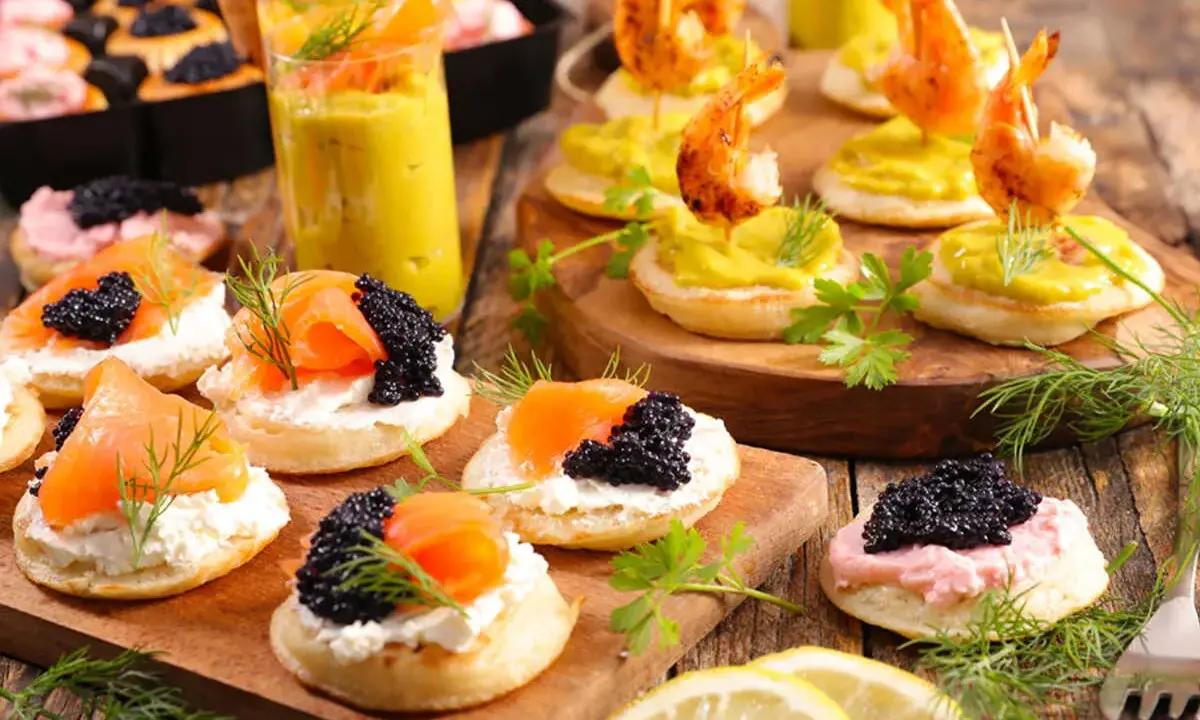 Petits toasts variés : saumon fumé, caviar, crevettes et dips recette. Une présentation festive et gourmande.