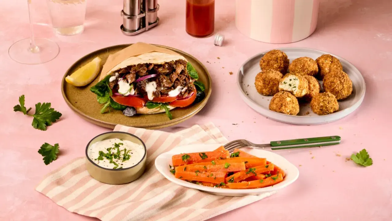 Un sandwich généreux, des croquettes croustillantes et des carottes glacées, une spécialité gastronomique Nouvelle Aquitaine à savourer.