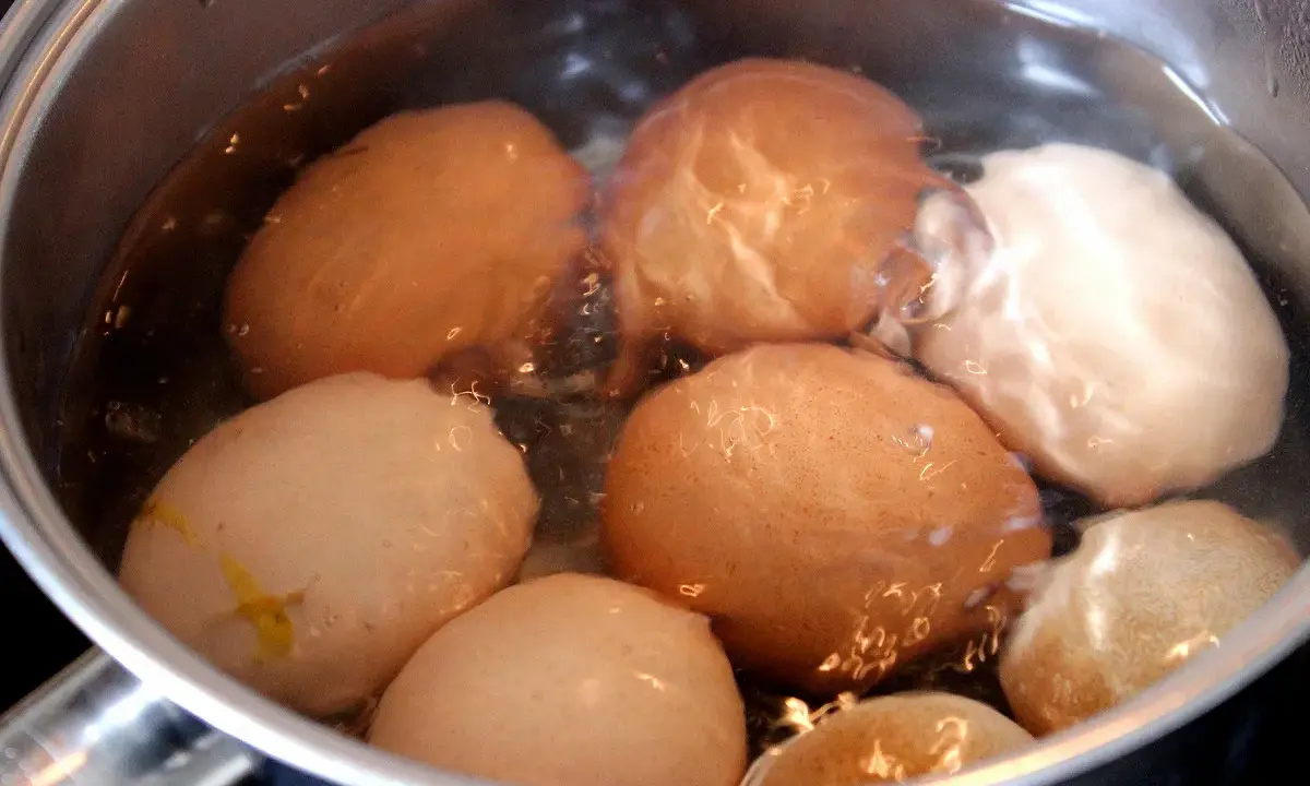 Des œufs dans une casserole d'eau bouillante, prêts pour la cuisson des œufs durs.