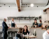 Un bar de restaurant moderne avec des employés derrière le comptoir, respectant les normes d'hygiène et de service.