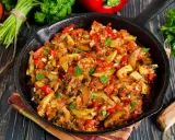 Poêlée de légumes colorée, une spécialité Côte d'Azur, avec courgettes, poivrons et tomates, garnie de persil frais.