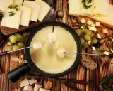 Fondue au fromage, une spécialité Rhône Alpes, avec pain, raisins et tomates cerises.