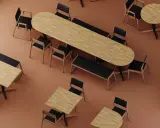 Ensemble de tables et chaises en bois clair et noir, parfait pour l'art de la table professionnel.