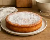 Gâteau lorrain saupoudré de sucre glace, prêt à être dégusté. Un délice pour un repas convivial.