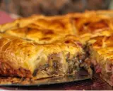 Une tourte dorée, garnie de champignons et de lardons, un délice de la saumur cuisine.