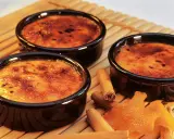 Trois crèmes brûlées aux notes d'agrume et de cannelle, évoquant la crème catalane origine.