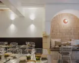 Ambiance chaleureuse dans ce qui semble être le meilleur resto à Tours. Tables dressées, chaises design et mur en briques apparentes créent une atmosphère accueillante.