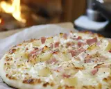 Flammekueche ou flamenkuch, une tarte fine garnie de lardons, de pommes de terre et de crème, cuite au feu de bois.