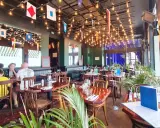Ambiance marine dans un des restaurants de Saint-Malo. Drapeaux nautiques, lumières tamisées et tables dressées pour un repas convivial.