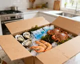 Boîte de fruits de mer frais : huîtres, crevettes et crabes, prêts pour un festin digne d'un restaurant de fruits de mer à Tours.