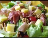 Salade fraîche avec jambon cru, dés de fromage, noix et tomates. Une entrée typique d'Auvergne qui met l'eau à la bouche.