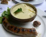 Saucisse grillée et purée onctueuse, un plat traditionnel auvergnat réconfortant.