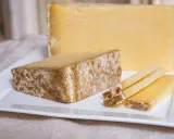 Tranches de Cantal, une des spécialités du Cantal, sur une assiette blanche.