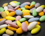 Dragées multicolores, une spécialité de Verdun, sur fond sombre.