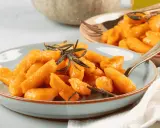 Gnocchis de courge orange, parfaits pour apprendre comment faire des gnocchis. Garnis de romarin frais.