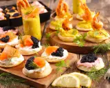 Petits toasts variés : saumon fumé, caviar, crevettes et dips recette. Une présentation festive et gourmande.