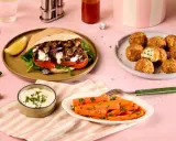 Un sandwich généreux, des croquettes croustillantes et des carottes glacées, une spécialité gastronomique Nouvelle Aquitaine à savourer.