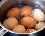 Des œufs dans une casserole d'eau bouillante, prêts pour la cuisson des œufs durs.