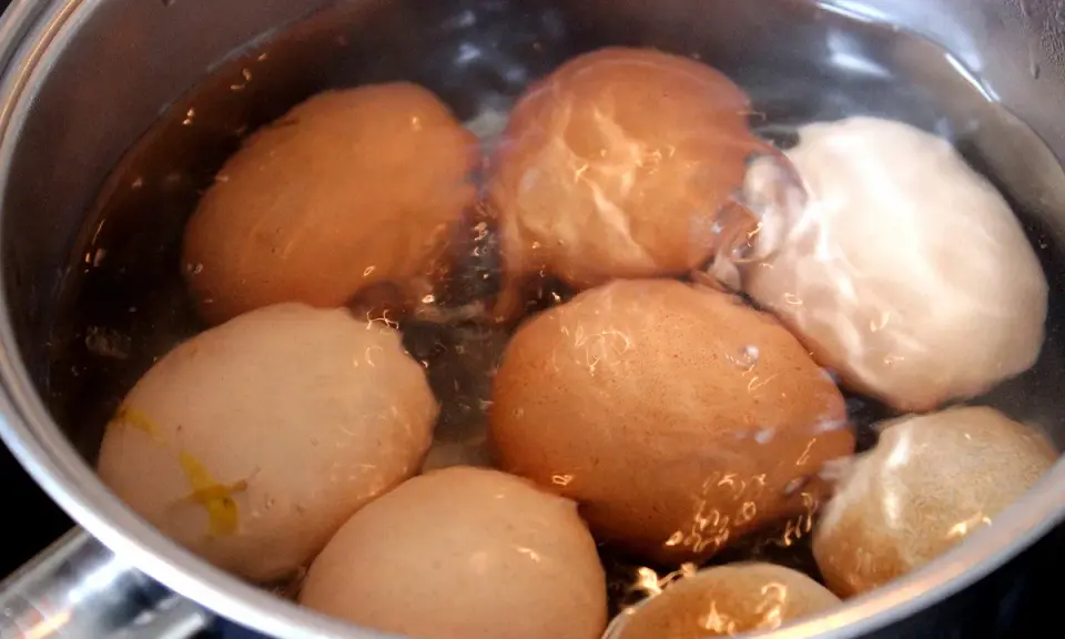 Des œufs dans une casserole d'eau bouillante, prêts pour la cuisson des œufs durs.