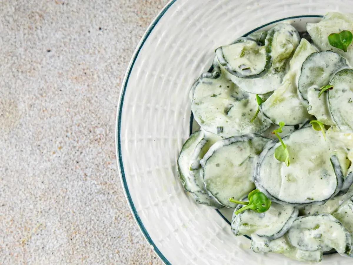 Salade de concombre crémeuse, garnie de jeunes pousses. Une délicieuse sauce concombre pour accompagner vos plats.