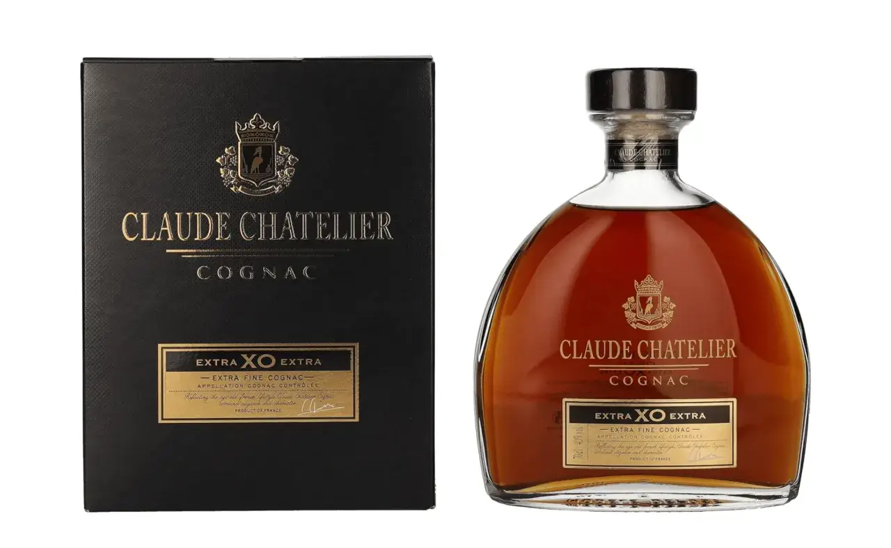 Claude Chatelier Cognac, un coffret noir et une bouteille élégante. Ce meilleur cognac, Extra XO Extra, promet une expérience française raffinée.