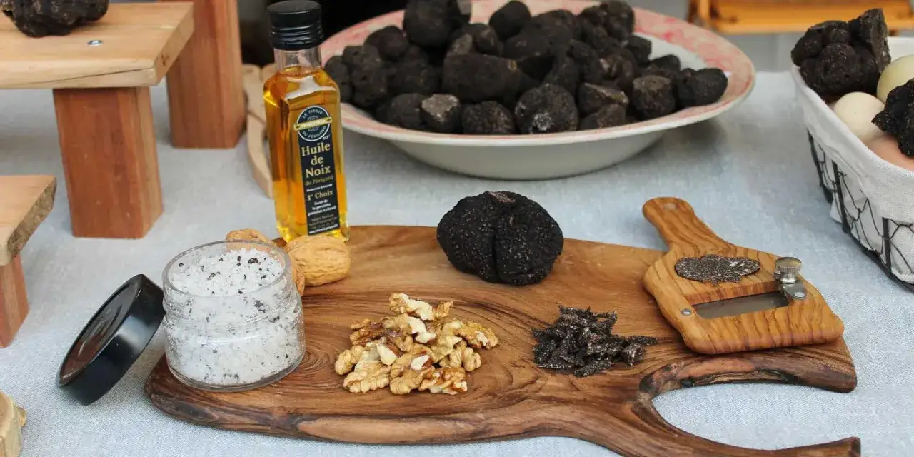 Truffes noires, huile de noix, sel aux truffes et noix : un aperçu des spécialités de Dordogne, prêt à être dégusté.