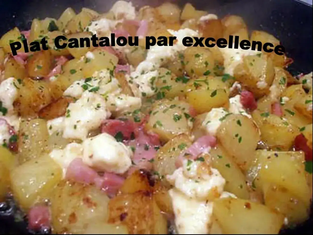 Un plat auvergnat réconfortant : pommes de terre, lardons et fromage fondant, parsemé de persil frais.