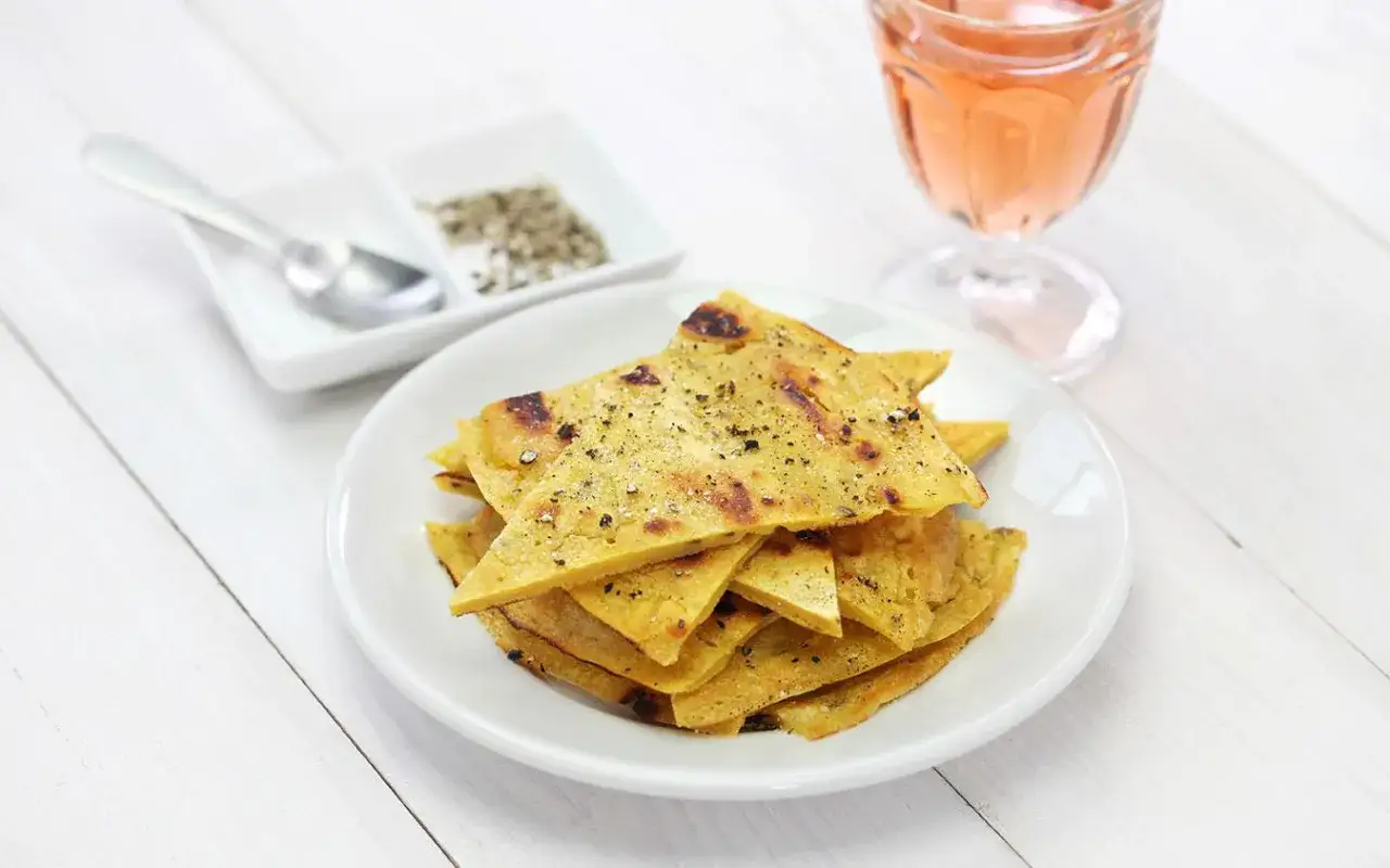 Focaccia niçoise, une spécialité Côte d'Azur, servie avec du poivre et un verre de rosé.