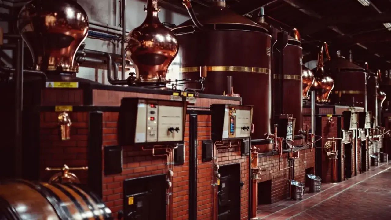 Alambics en cuivre dans une distillerie, prêts à transformer le vin en cognac français. L'art de la distillation.