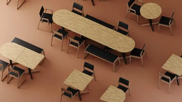Ensemble de tables et chaises en bois clair et noir, parfait pour l'art de la table professionnel.