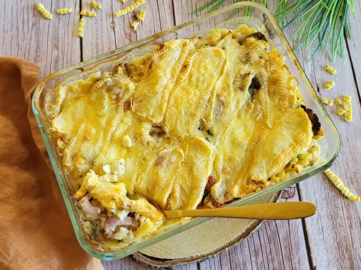 Un plat gratiné de pâtes, lardons et fromage fondant, un délice de welsch à partager.