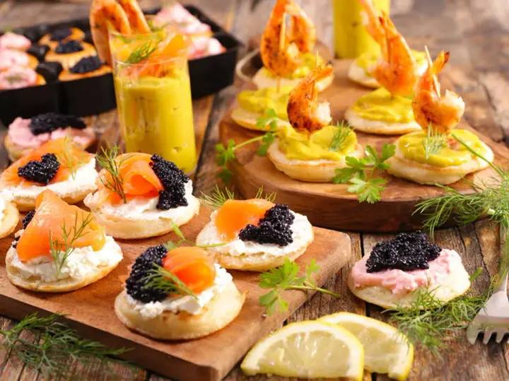Petits toasts variés : saumon fumé, caviar, crevettes et dips recette. Une présentation festive et gourmande.